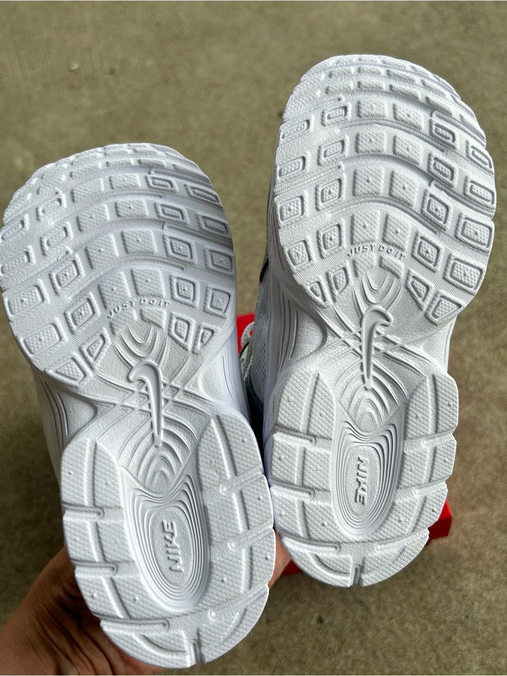 Nike Kids' V5 RNR Shoe Size 10c New NIB Girls Toddler Slvr White Retro - Picture 2 of 4
